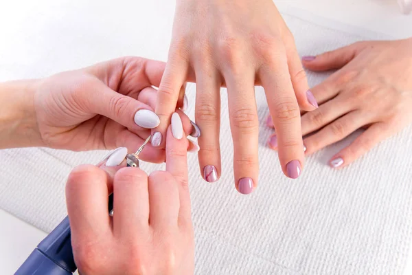 Profesjonalny manicure procedury w salonie piękności — Zdjęcie stockowe