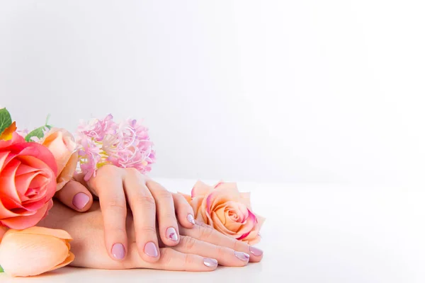 Женский уход за кожей рук - руки с цветами — стоковое фото