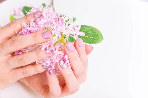 Cuidado de la piel de la mano femenina - manos sosteniendo flores —  Fotos de Stock