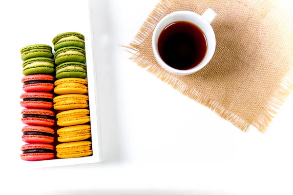 Различные красочные сладкие печенье макарон на десерт — стоковое фото