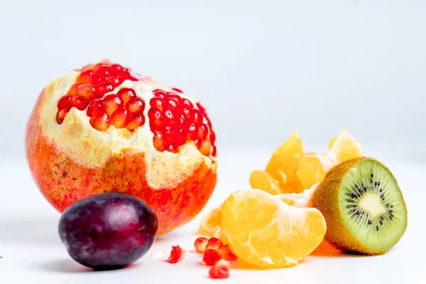 Layout criativo feito de frutas em um fundo branco — Fotografia de Stock