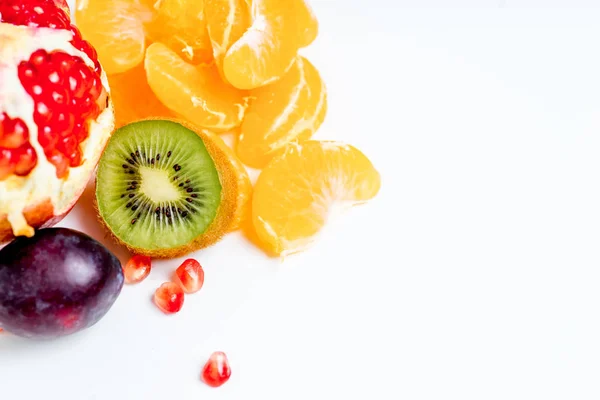 Diseño creativo hecho de frutas sobre un fondo blanco — Foto de Stock