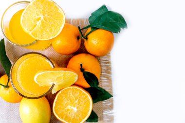 farklı meyve ve meyve suyu ya da iki yüzlü bir cam