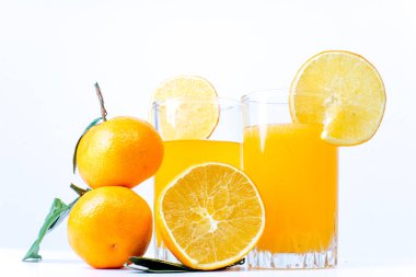 farklı meyve ve meyve suyu ya da iki yüzlü bir cam