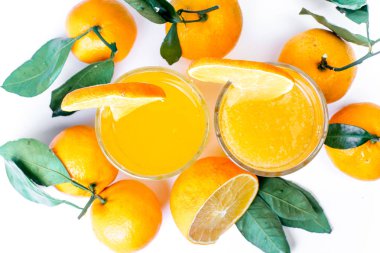 farklı meyve ve meyve suyu ya da iki yüzlü bir cam