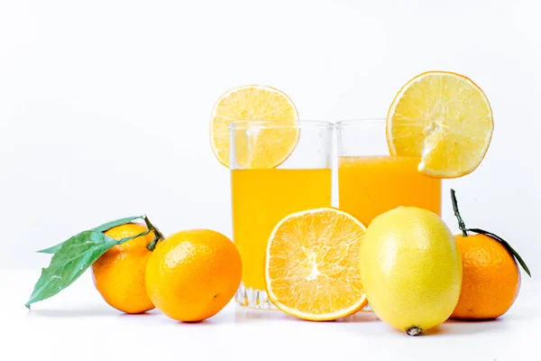 Diferentes frutas y jugos o batidos en un vaso — Foto de Stock