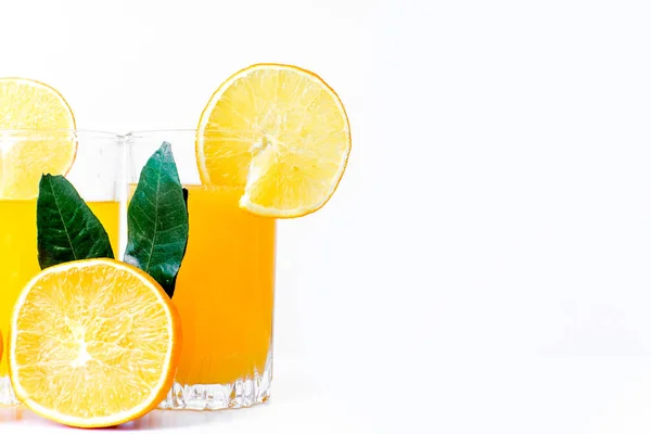 Verschiedene Früchte und Saft oder Smoothie im Glas — Stockfoto