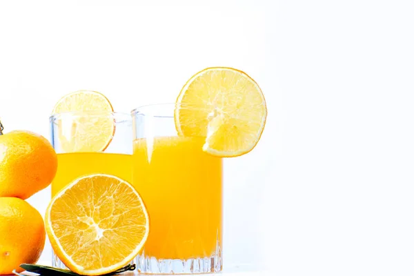 Fruits et jus différents ou smoothie dans un verre — Photo