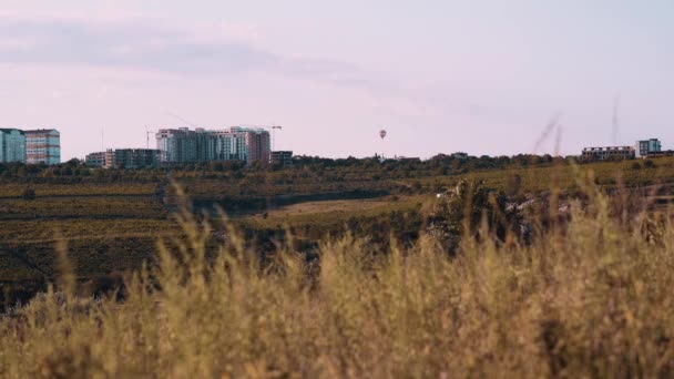 モルドバの空を飛ぶ熱気球の眺め. — ストック動画