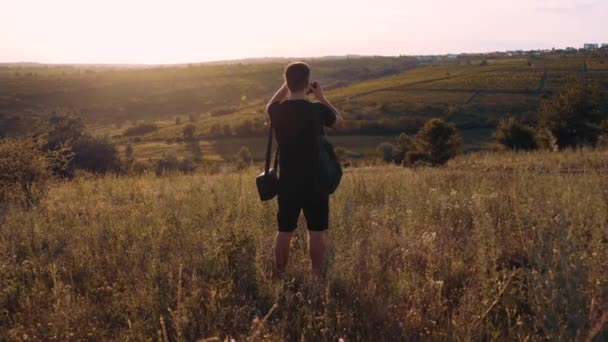 Wisatawan laki-laki aktif dengan ransel di lapangan alam, menikmati hiking. — Stok Video