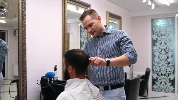 O barbeiro profissional discute com o cliente como o cortador deve ser executado. Conceito de reabertura das pequenas e médias empresas — Vídeo de Stock