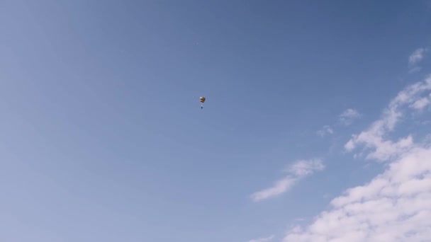 Unglaubliche Show eines professionellen Fallschirmspringers während des Fluges — Stockvideo