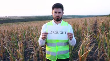 Depresyonda olan genç bir çiftçinin portresi elinde bir levha tutuyordu.