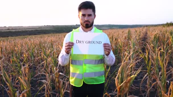 Portret smutnego młodego aktywisty z tabliczką z napisem "Sucha ziemia". — Wideo stockowe