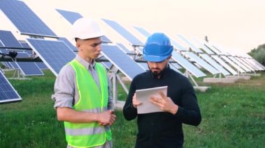 İnşaat planını okuyan bir işçiyle denetleme mühendisi..