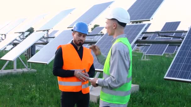 Uma equipe de engenheiros profissionais aprendendo o projeto do plano de papel da planta solar. — Vídeo de Stock