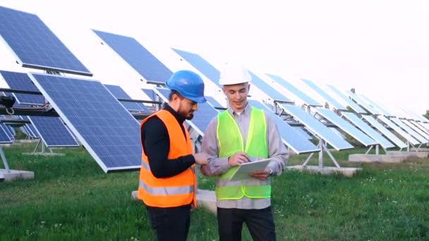 Jóképű kaukázusi mérnök beszél a napelemes gazdaság befektetőjével. — Stock videók