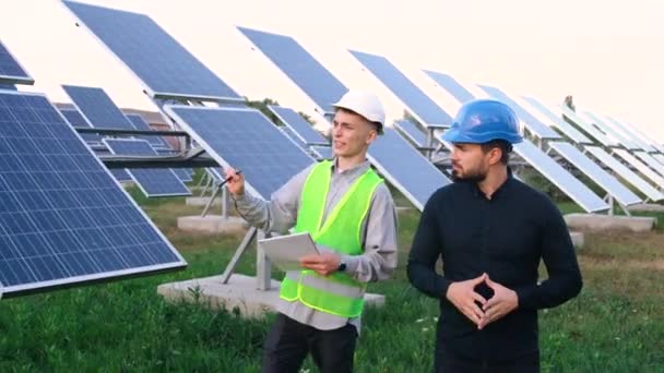 Novo negócio com painéis solares sob o céu azul. — Vídeo de Stock