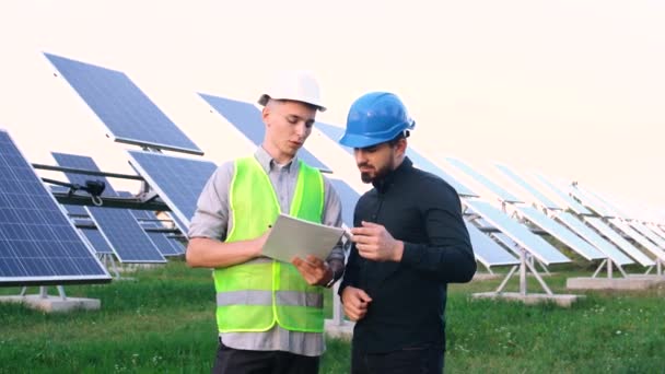 Ingenjörer och solpaneler — Stockvideo