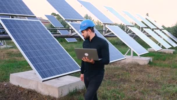 O engenheiro verifica a produtividade dos painéis solares. Painel fotovoltaico — Vídeo de Stock