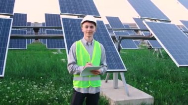 Tecrübeli bir erkek mühendis ile geniş çerçeve.