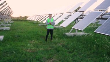 Üniformalı genç beyaz mühendis bir inşaat planını okuyor..