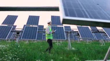 Yürüyen çerçeve, yanlamasına, güvenlik ile donatılmış bir mühendis ile.