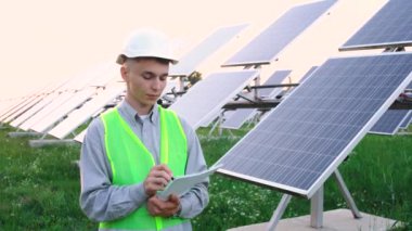 Güneş paneli teknisyeni güneş panelleri ile çalışıyor.