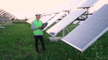 Profesyonel bir Kafkas servis mühendisi dizüstü bilgisayar kullanır. .