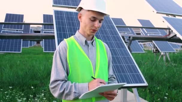 Engenheiro masculino experiente, vestindo uniforme na indústria — Vídeo de Stock