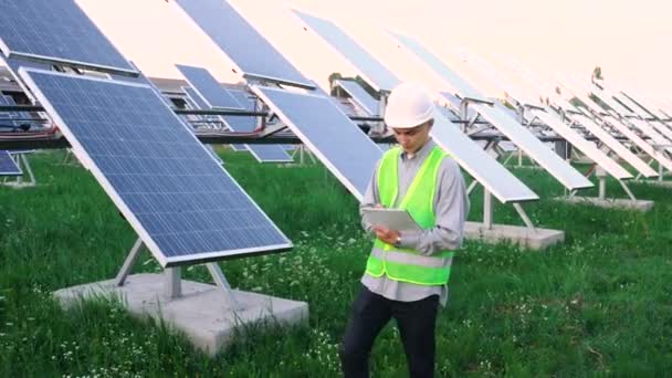 Técnico de painel solar trabalhando com painéis solares. — Vídeo de Stock