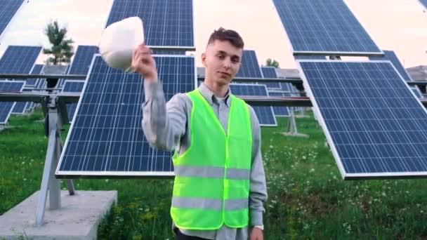 Técnico de painel solar trabalhando com painéis solares. Engenheiro caucasiano orgulhoso do trabalho que fez. — Vídeo de Stock