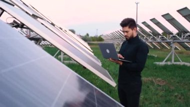 Üniforma mühendisi inşaat planını inceliyor. .