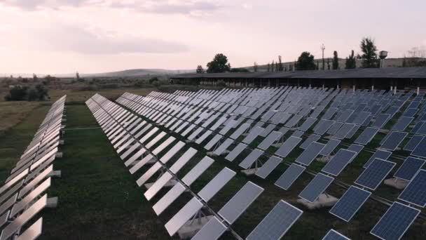 Αεροφωτογραφία του ηλιακού πάρκου. Η έννοια της καθαρής ενέργειας, της πράσινης ενέργειας, των ανανεώσιμων πηγών ενέργειας. — Αρχείο Βίντεο