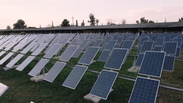 Вид з повітря на сонячну електростанцію. Вид з повітря на сонячну ферму . — стокове відео