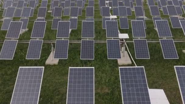 Güneş paneli çiftliğinin hava görüntüsü. İnsansız hava aracı güneş paneli fabrikasının üzerinde uçuyor.. — Stok video
