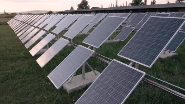 Vista aérea da central solar. Vista aérea da fazenda solar. — Vídeo de Stock