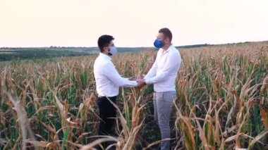 Başarılı iş adamları toprak sulamada işbirliği yaptılar..