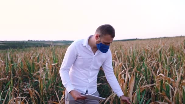 Agricultor com máscara facial da seca. — Vídeo de Stock