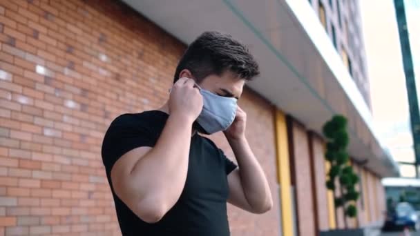 Портрет бізнесмена, який кладе маску на обличчя — стокове відео