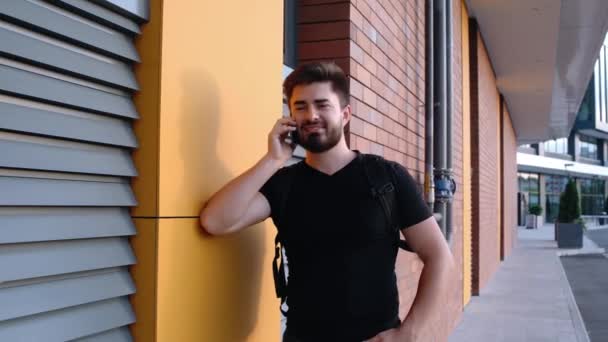 Heureux jeune homme parlant au téléphone — Video
