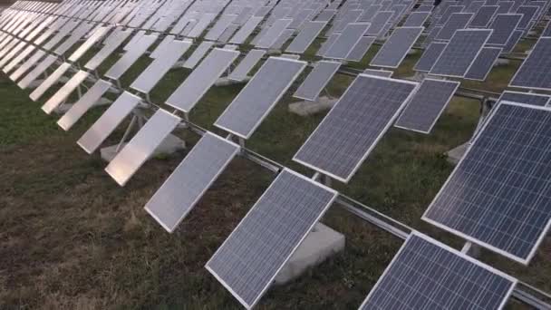 Letecký pohled na solární panely Farm solární článek se slunečním světlem. Dron přelétává nad továrnou na solární panely. — Stock video