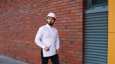 Mühendisler imalat için plan yapıyor. Kafkas işadamları miğfer ya da güvenlik kıyafeti giyer..