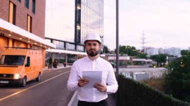 Erkek inşaatçı işçi işçi işçi mimar mimar miğferi.