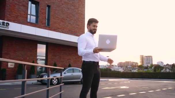 Homme d'affaires avec ordinateur portable à l'extérieur — Video