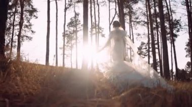 Gelinlik giymiş genç bir kadınla geniş bir çerçeve..