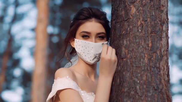 젊고 상냥 한 소녀의 초상. 얼굴에 흰 마스크를 쓰고 있다. — 비디오