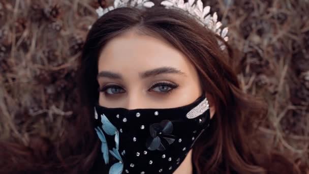 Porträtt av en ung kvinna med en mask på sitt svarta ansikte. — Stockvideo