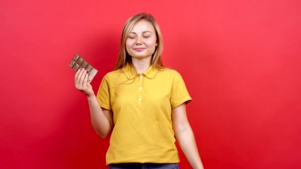 Kaukasische Frau isst Schokolade im Studio