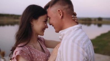 Birbirine aşık bir çiftin yüz yüze durduğu ve birbirlerinin gözlerinin içine baktıkları yakın çekim..